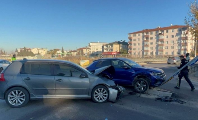 Kocaeli'de iki aracın çarpıştığı kazada 3 kişi yaralandı