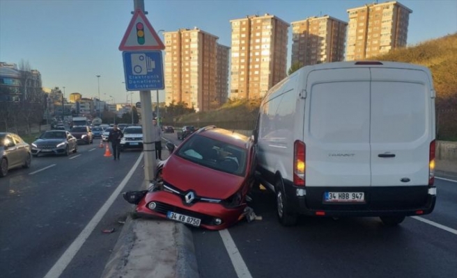 Maltepe'de iki aracın çarpıştığı kaza nedeniyle trafik yoğunluğu oluştu