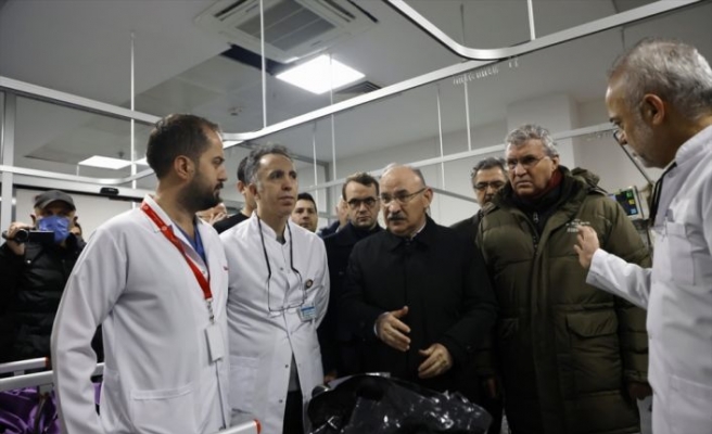 Sakarya Valisi Karadeniz, Kuzey Marmara Otoyolu'ndaki kazada yaralananları ziyaret etti