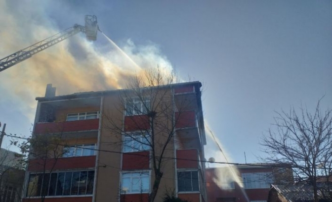 Sultanbeyli'de 3 katlı binanın çatısında çıkan yangın söndürüldü
