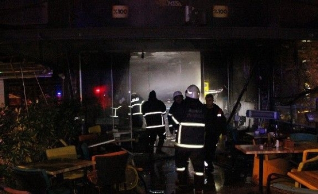 Adana’da bir cafe-bar yandı: 1 kişi dumandan etkilendi