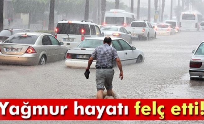 Adana'da yağmur hayatı felç etti
