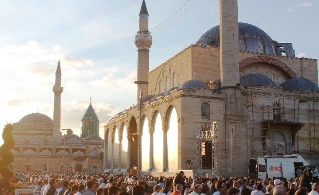 Ahmet Davutoğlu ve Bakan Elvan, bayram namazını Konya’da kıldı