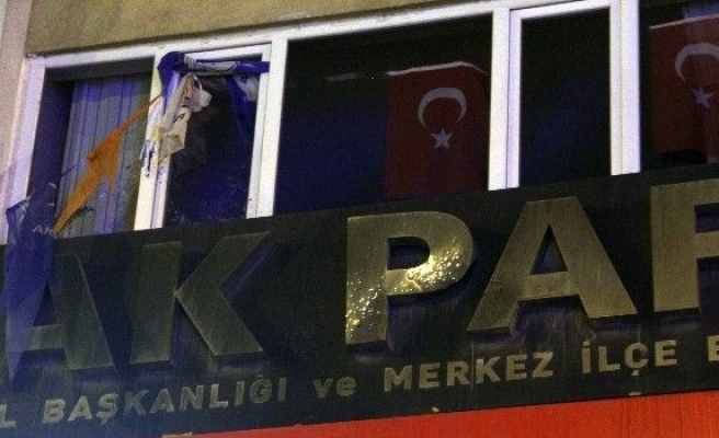 AK Parti binasının önünde 7 el ateş etti