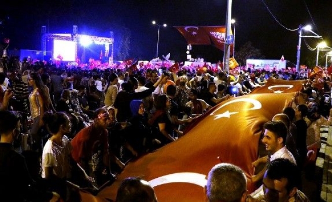 Antalya’da demorakrasi nöbeti 3’üncü gününde