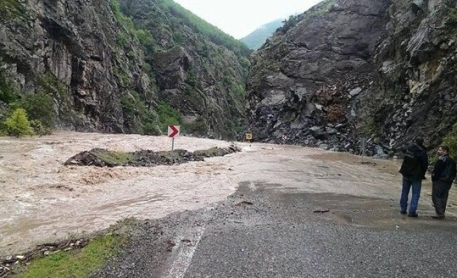 Artvin-şavşat Karayolu Aşırı Yağışlar Nedeniyle Kapandı
