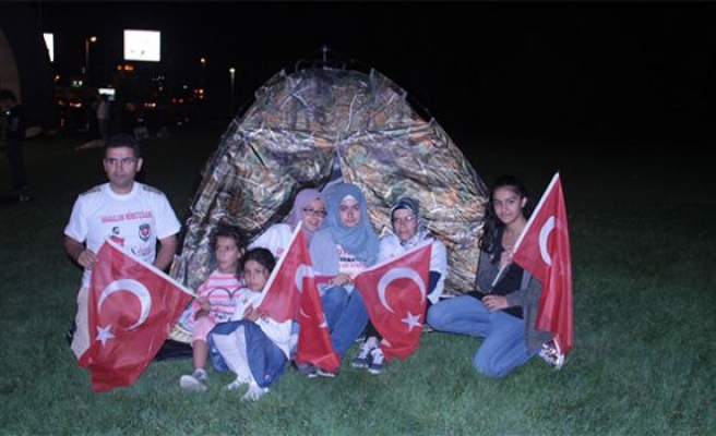 Atatürk Havalimanında çadırlı demokrasi nöbeti