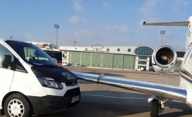 Atatürk Havalimanında özel jete minibüs çarptı