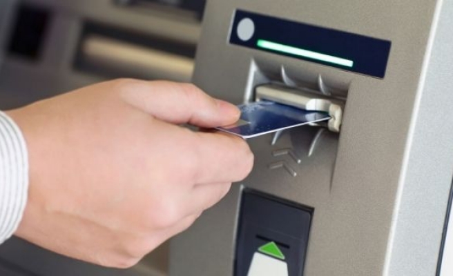 ATM’den para çekerken aracını çaldılar