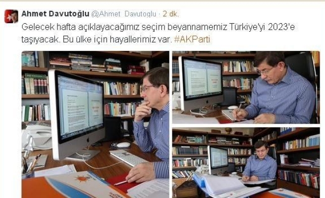 Başbakan Ahmet Davutoğlu, Çalışma Ofisinden Fotoğraf Paylaştı