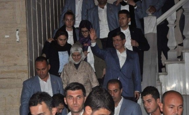 Başbakan Davutoğlu Konya’da Halkın Arasına Karıştı
