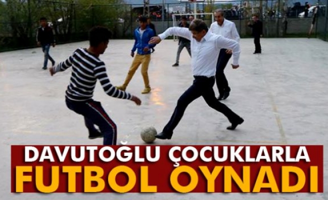 Başbakan Davutoğlu, Varto'da çocuklarla futbol oynadı