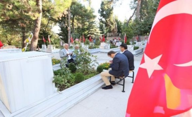Başbakan Yardımcısı Hakan Çavuşoğlu bayramda şehitleri ziyaret etti