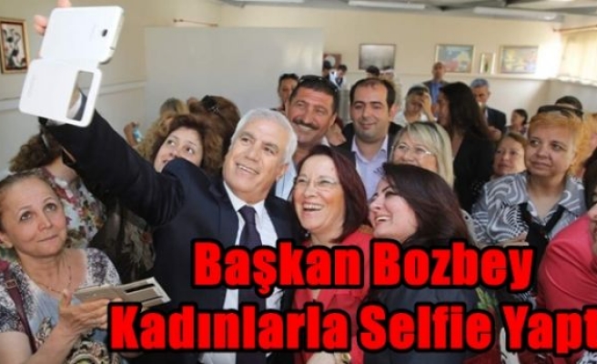 Başkan Bozbey Kadınlarla Selfie Yaptı