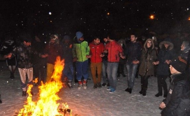Bitlis’te Meşaleli Kayak Gösterisi