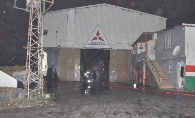 Branda fabrikasının çatısında çıkan yangına çok sayıda itfaiye müdahale etti