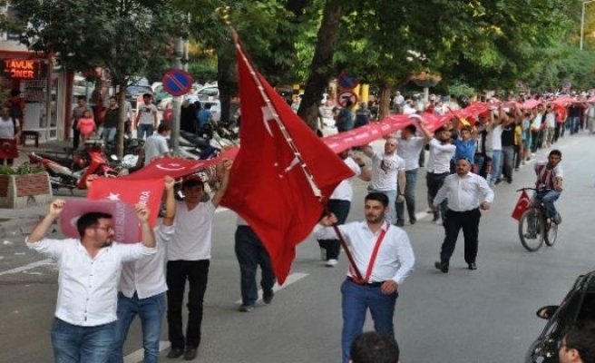 Bursa'da 249 metre uzunluğundaki bayrakla milli yürüyüş