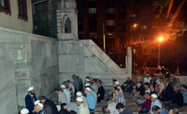 Bursa’da 600 Yıllık Tarihi Namazgah’ta Teravih Coşkusu...(özel Haber)