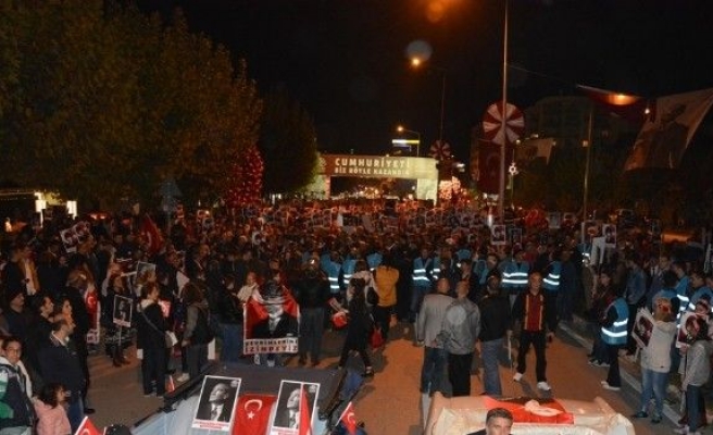 Bursa’da Binlerce Kişi Sessizce Cumhuriyet İçin Yürüdü...