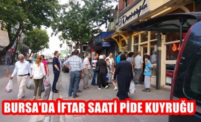 Bursa'da İftar Saati Pide Kuyruğu