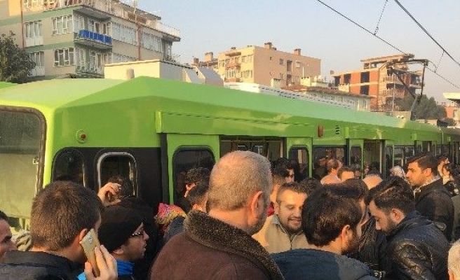 Bursa’da metro yolda kaldı, sınav ve işe geç kalan vatandaşlar isyan etti