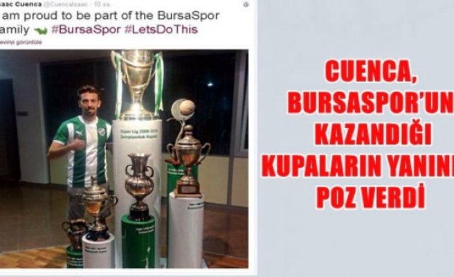 Cuenca,Bursaspor'un kazandığı kupaların yanında poz verdi