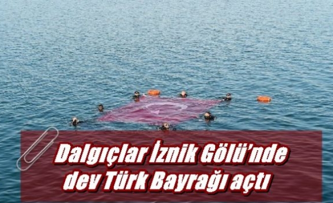 Dalgıçlar İznik Gölü’nde dev Türk Bayrağı açtı