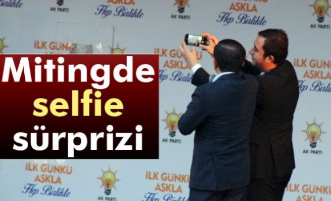 Davutoğlu'ndan mitingde selfie sürprizi