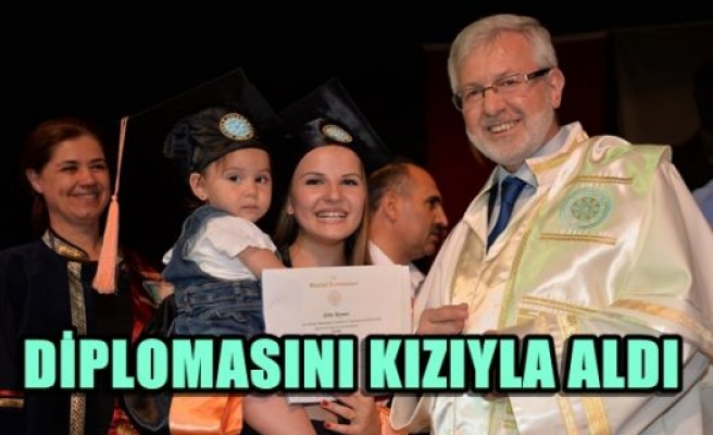 Diplomasını kızıyla aldı