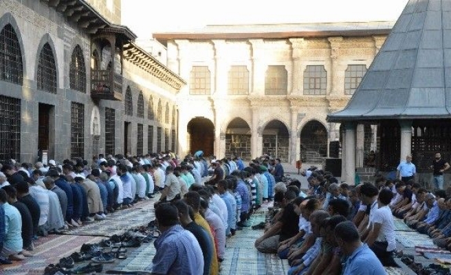 Diyarbakır’da camiler doldu, taştı