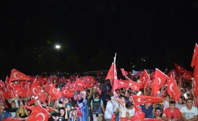 Diyarbakır’da tek bayraklı demokrasi nöbeti