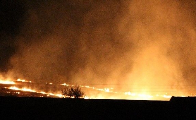 Elazığ’da Fabrika Arkasındaki Anız Yangını Korkuttu