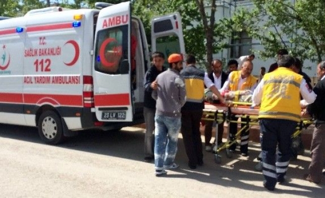 Elazığ’da İskeleden Düşen İki İşçi Yaralandı