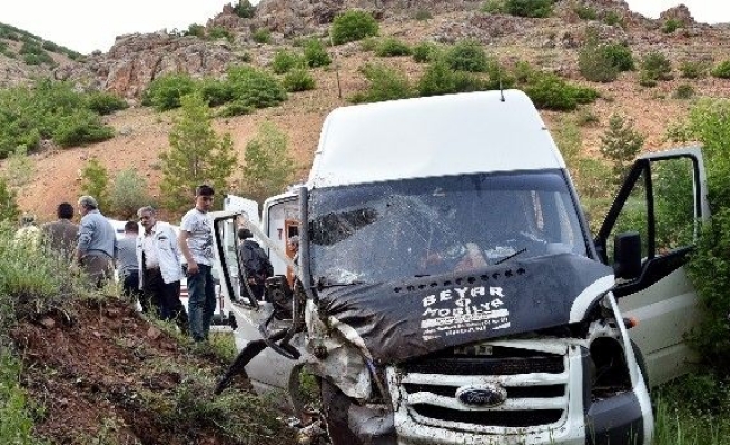Gümüşhane’de İnşaat İşçilerini Taşıyan Minibüs Kaza Yaptı: 7 Yaralı