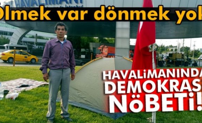 Havalimanına çadır kuran vatandaştan ‘demokrasi’ nöbeti