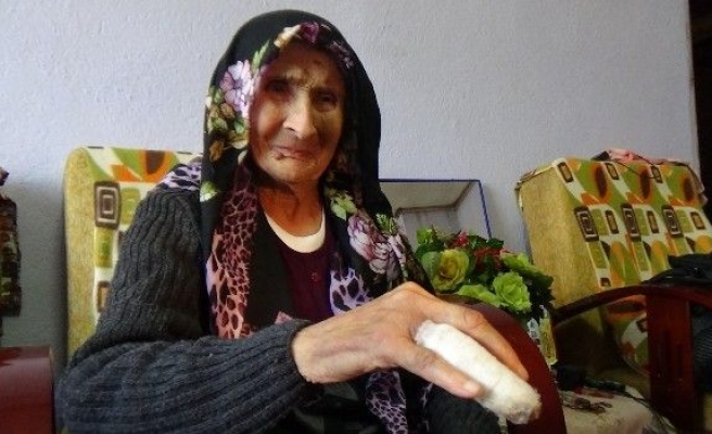 Hırsız 89 yaşındaki kadının parmağını kırıp yüzüğünü gasp etti