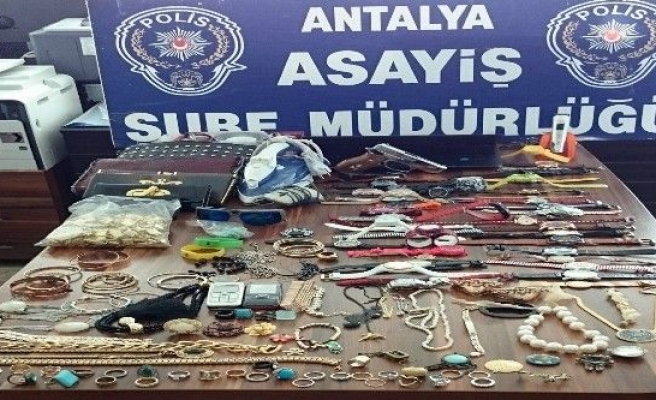 Hırsızlık Şüphelisi, Antalya’da Polisten Kaçamadı