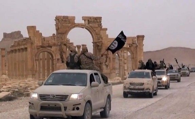IŞİD 25 Suriye Askerini İnfaz Etti, Tiyatro Gibi İzlettirdi