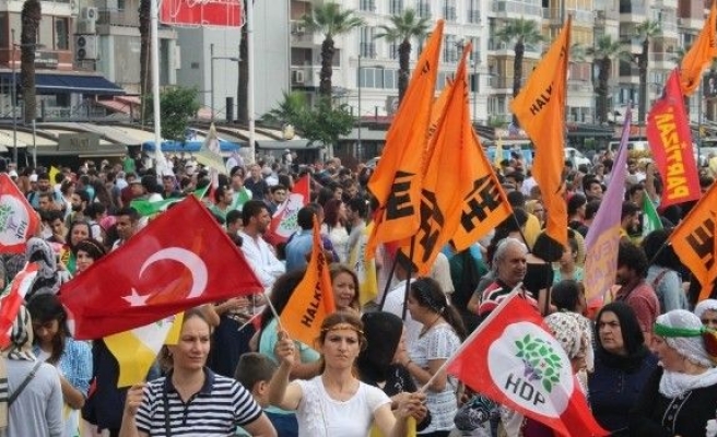 İzmir’de HDP’nin ’Baraj’ Kutlaması