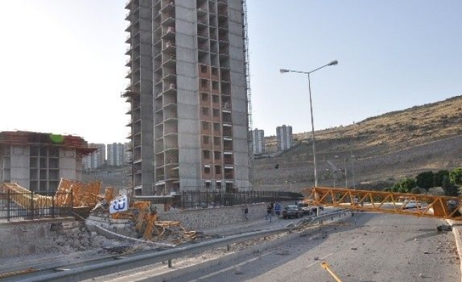 İzmir’de Vinç Faciası: 2 Ölü, 3 Yaralı