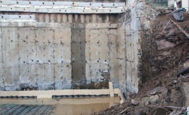 Kağıthane’de İstinat Duvarı Çöktü: 2 Bina Tahliye Edildi