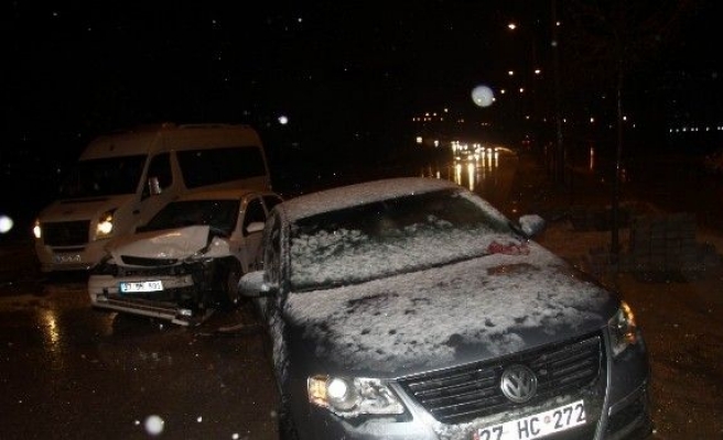 Kar Yağışı Beraberinde Kazaları Getirdi