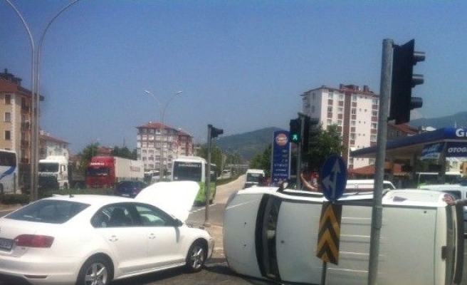 Karamürsel’de Trafik Kazası: 2 Yaralı