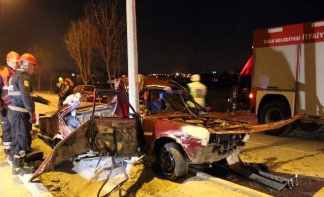 Kaza yapan araçta sıkışan 2 kişiyi itfaiye ekipleri kurtardı