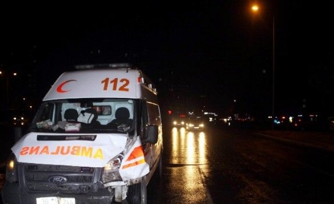 Kaza Yerine Giden Ambulansa Servis Minibüsü Çarptı: 5 Yaralı