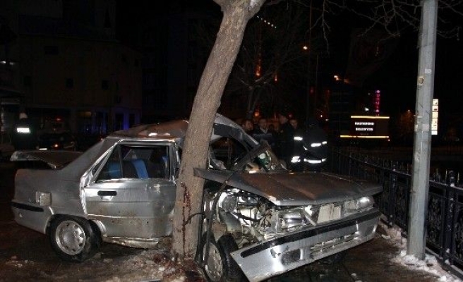 Kazada Ağaca Saplanan Otomobilin Sürücüsü Öldü