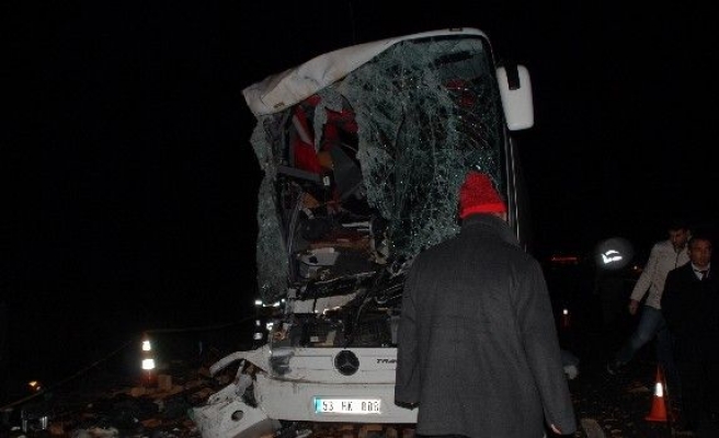 Kırıkkale’de Otobüsle Kamyon Çarpıştı 2 Ölü, 13 Yaralı