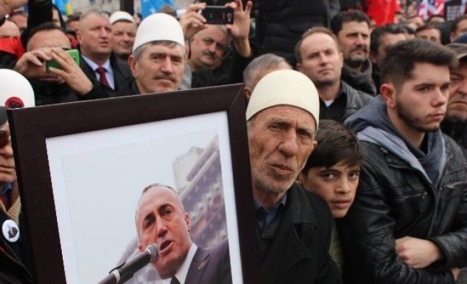 Kosova’da binlerce kişi eski başbakan Haradinaj’a destek için yürüdü