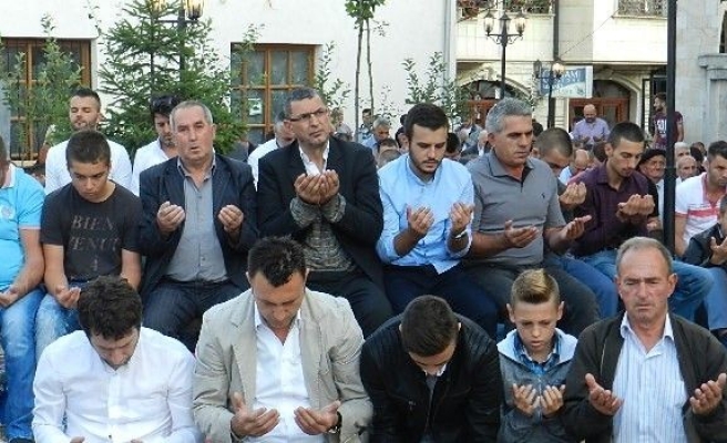 Kosovalılar Ramazan Bayramı’nı Coşku İçinde Karşıladı