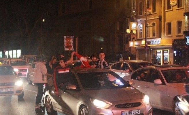 Kutlamalar Nedeniyle Beşiktaş’ta Trafik Kilitlendi